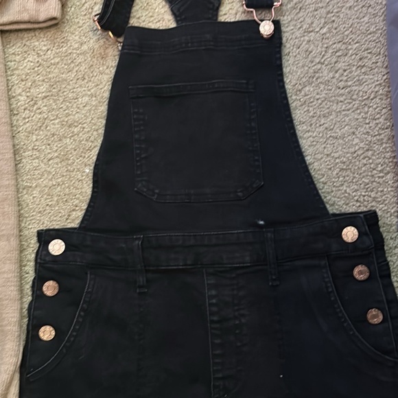 Super cute black denim short overalls from Guess - Picture 1 of 2